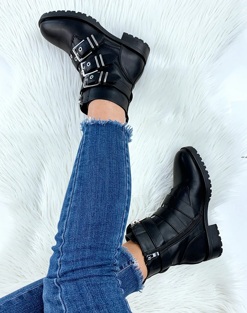 Bottines montantes noires à boucles argentées