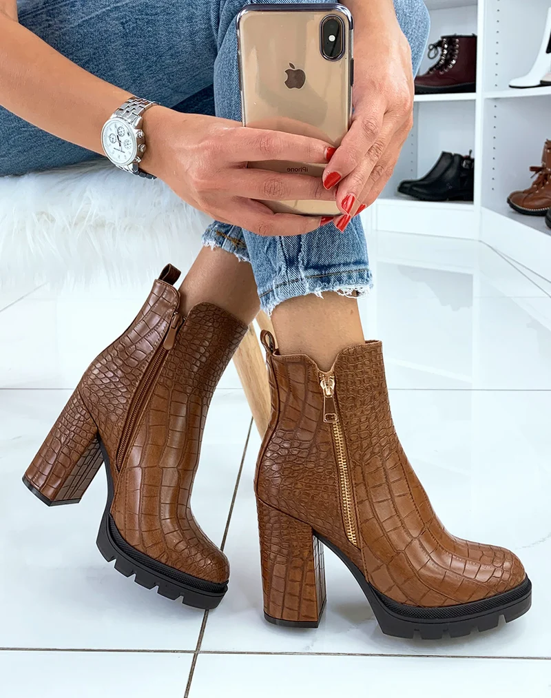 Bottines camel croco à talon et détail glissière dorée