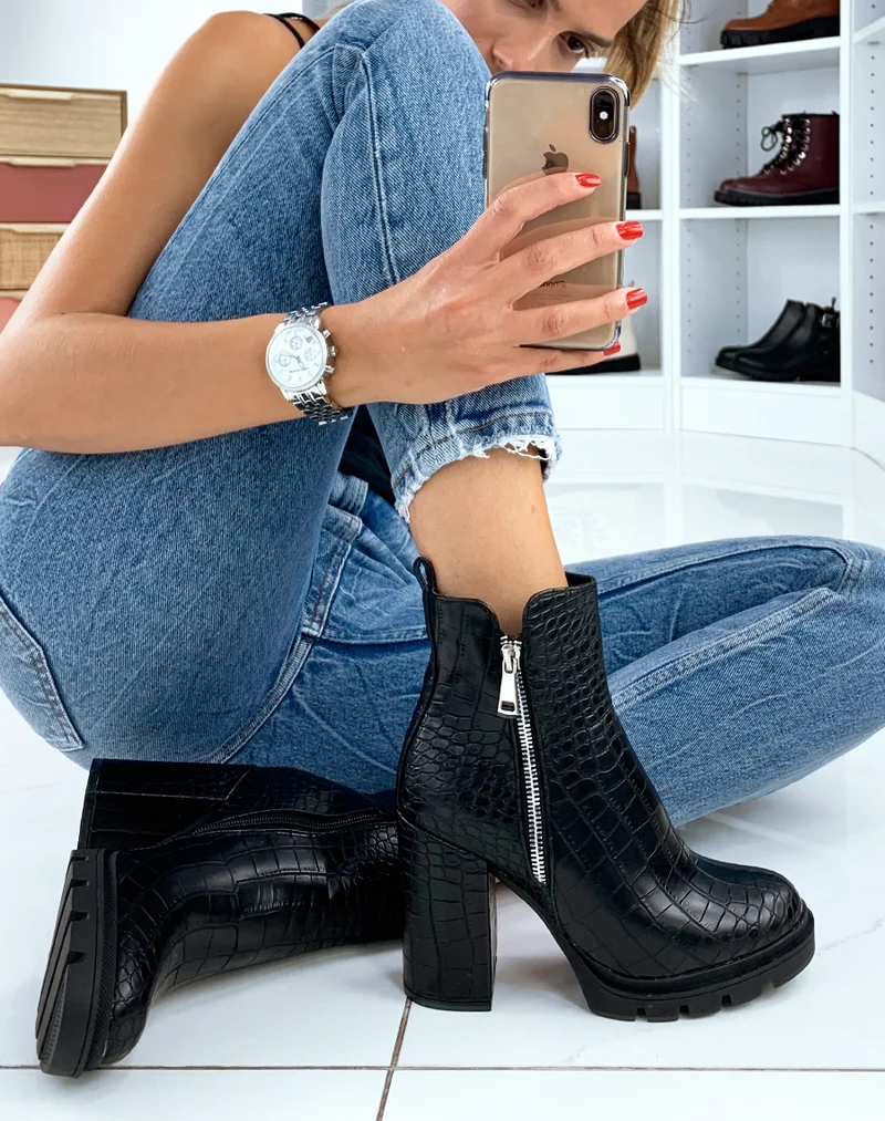 Bottines noires croco à talon et détail glissière argentée