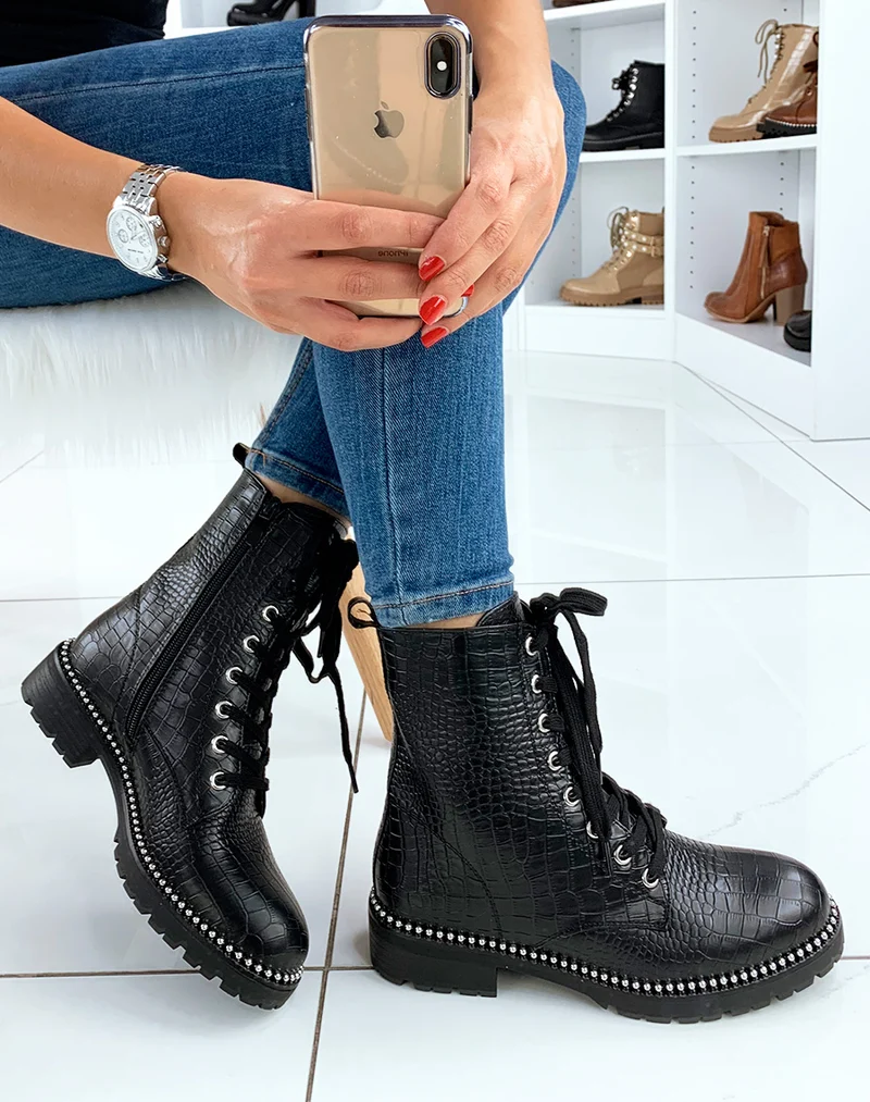 Bottines noires effet croco montantes à clous