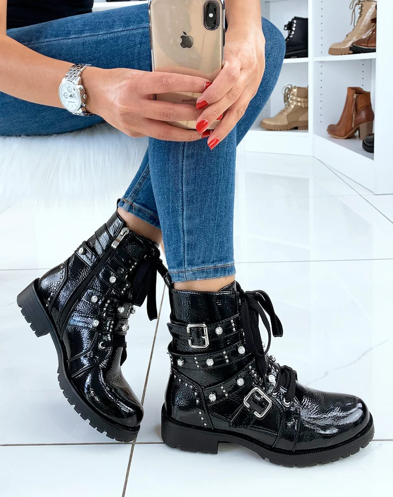Bottines hautes noires vernies à clous