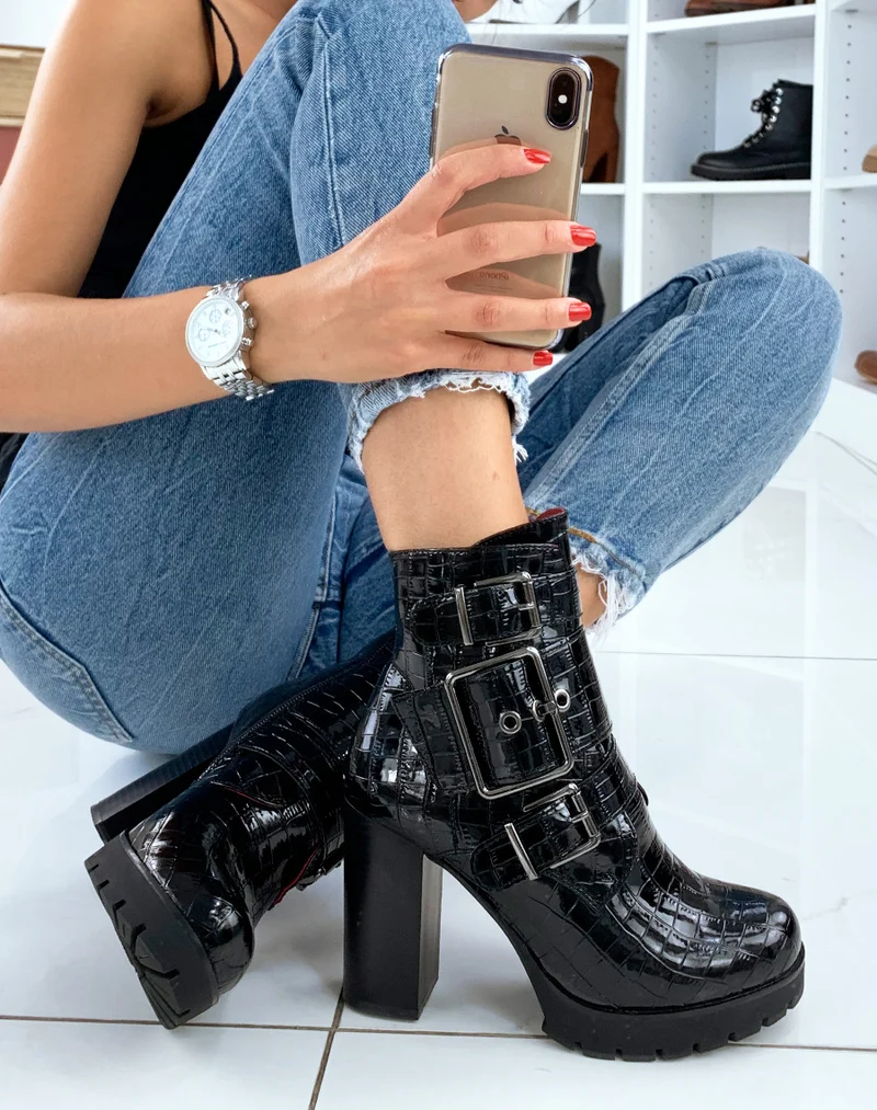 Bottines noires effet croco à triples grosses boucles