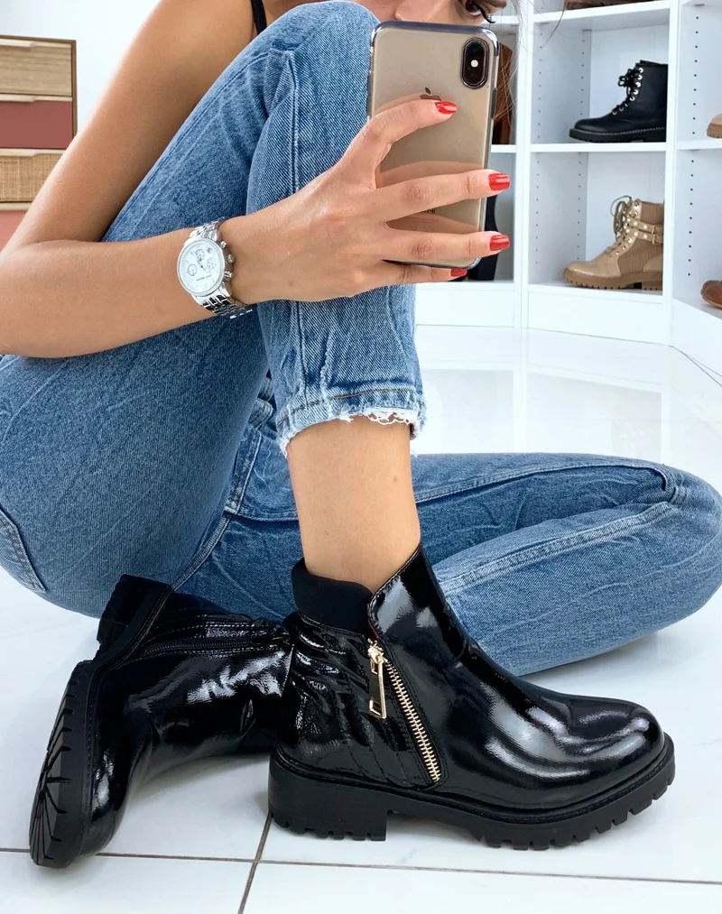 Bottines vernies noires à œillets dorées
