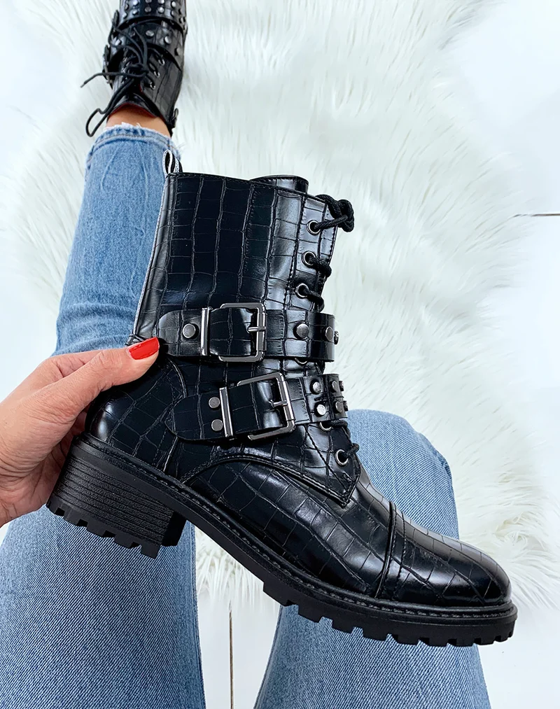 Bottines noires montantes effet croco à sangles cloutées et lacets
