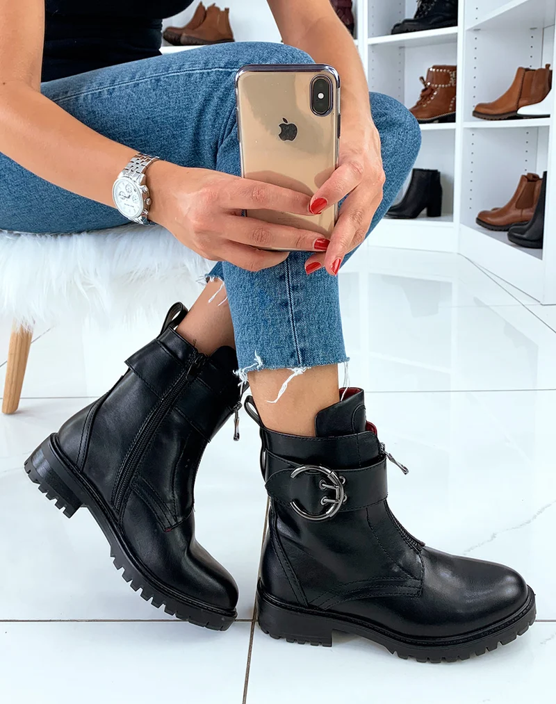 Bottines noires montante à détail boucle