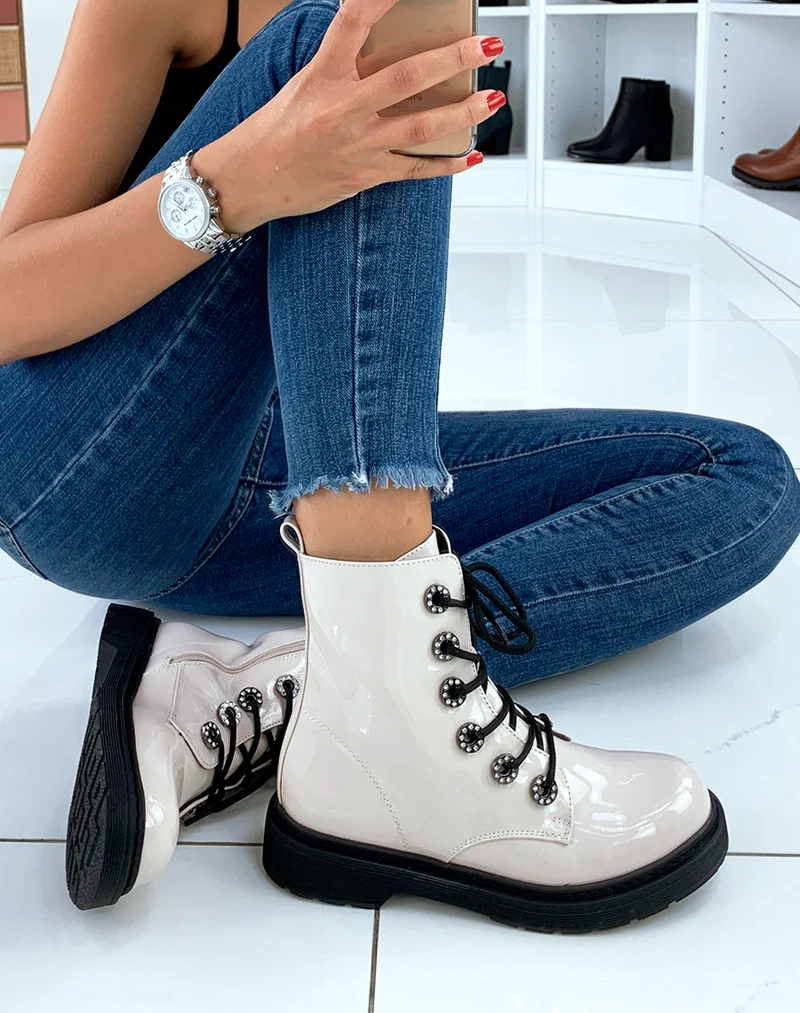 Bottines montantes vernies beiges à œillets strass