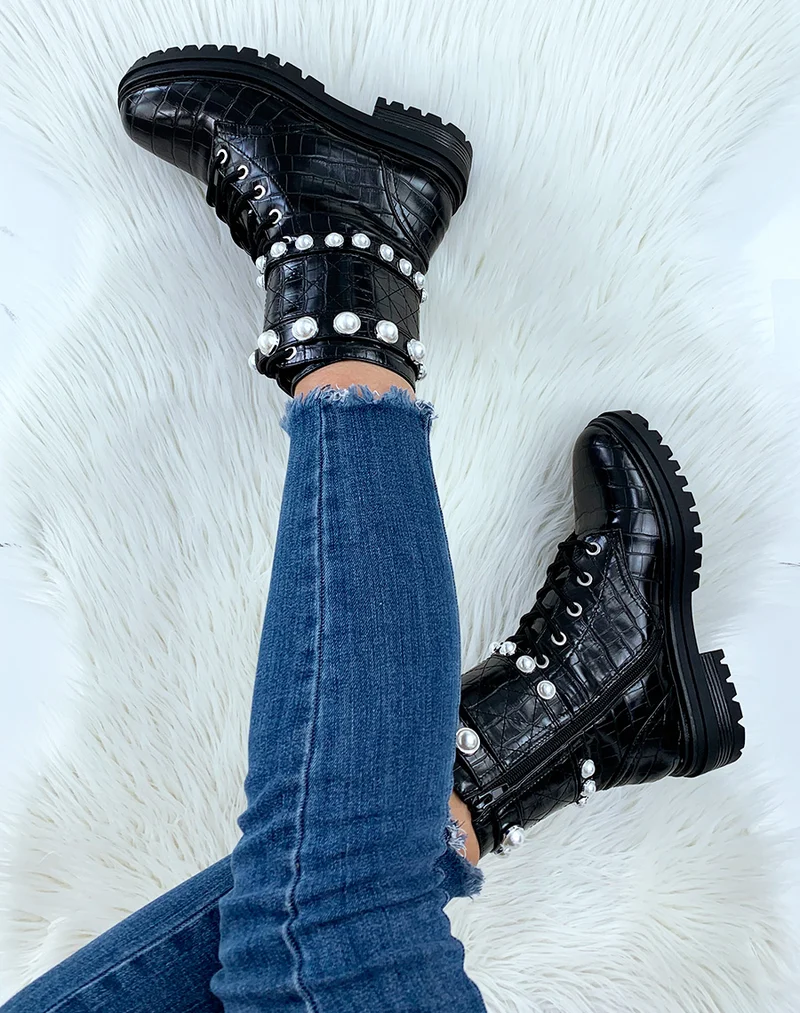 Bottines montantes noires croco à perles