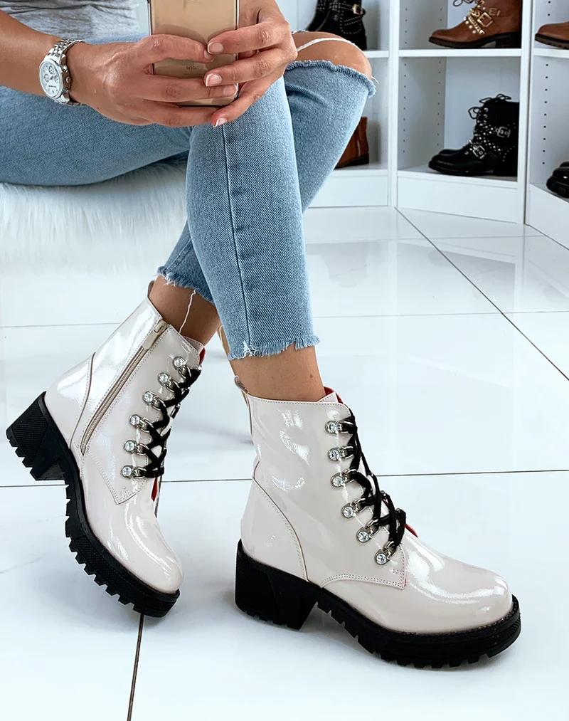 Bottines beige vernis à gros bijoux