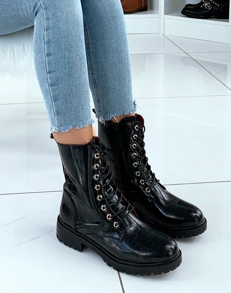 Bottines noir mat effet croco et à œillets