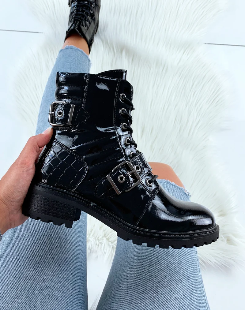 Bottines noires vernis matelassé avec lanières effet croco