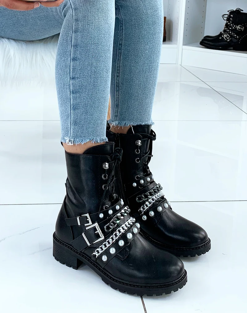 Bottines noires mates à grosses perles et chaines