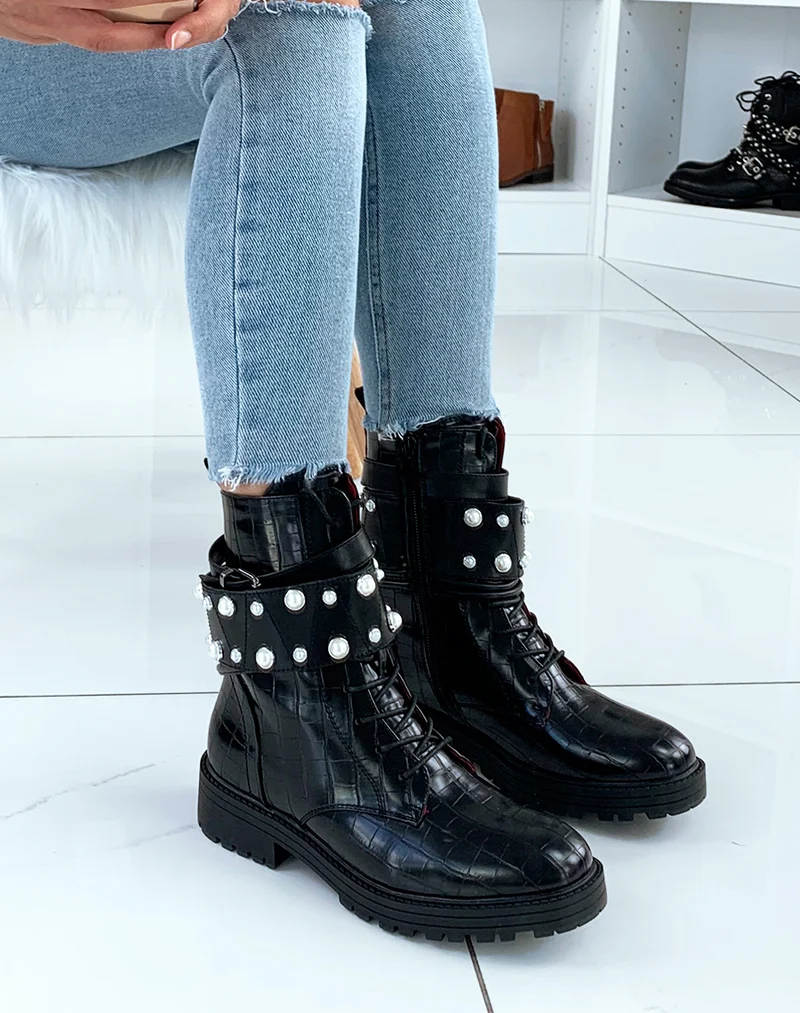 Bottines montantes effet croco noires à lacets et larges brides ornées de perles