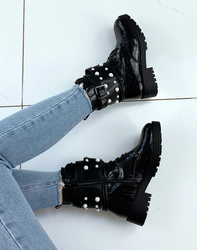 Bottines montantes effet croco noires à lacets et larges brides ornées de perles