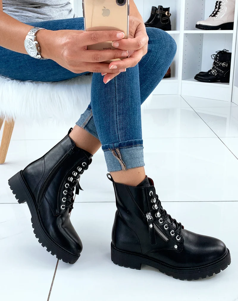 Bottines montantes en similicuir noires à détails lacets et fermetures