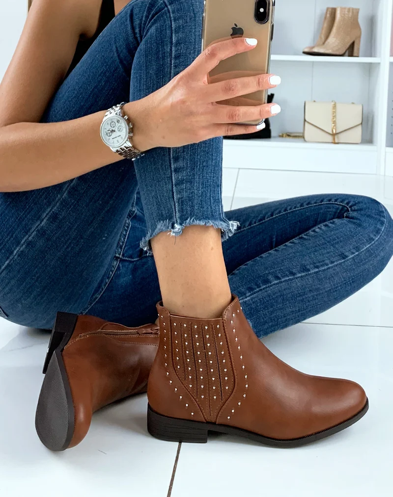Bottines camel basses ornées de clous