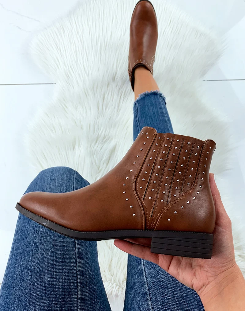 Bottines camel basses ornées de clous