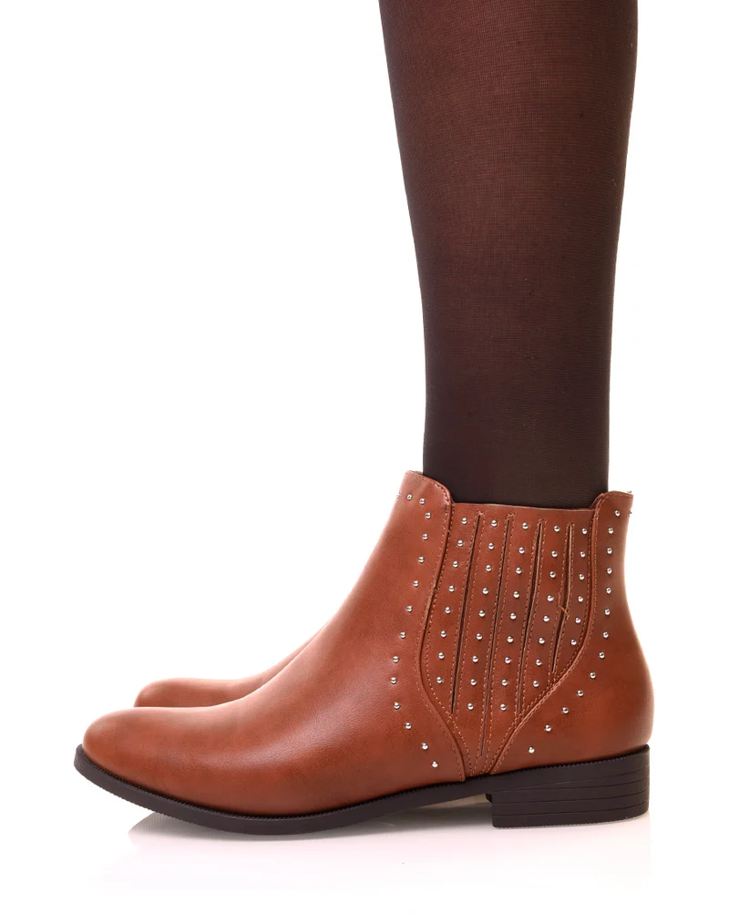 Bottines camel basses ornées de clous