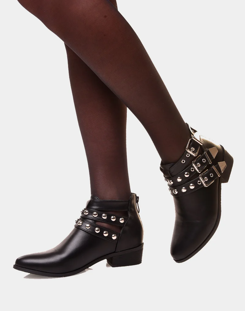 Bottines noires plates différentes lanières cloutés