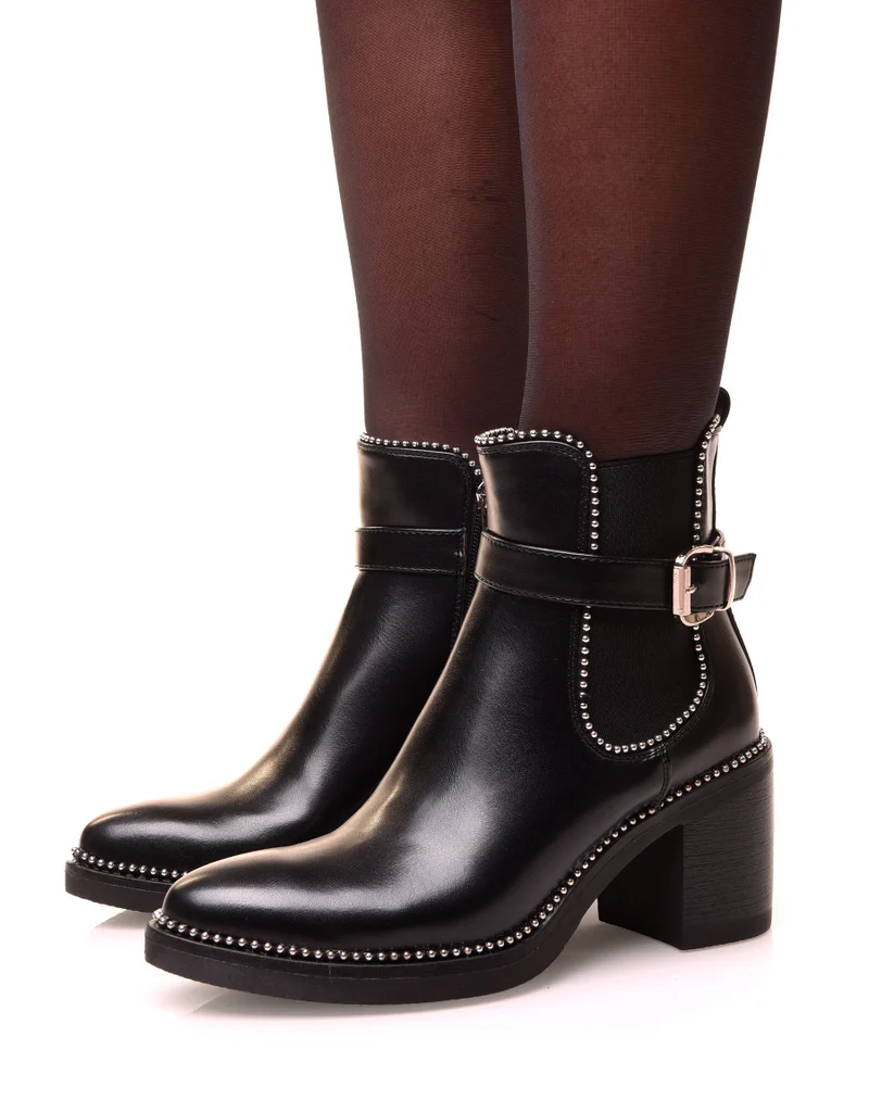 Bottines noires à talons ajourées de clous