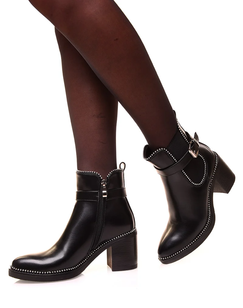 Bottines noires à talons ajourées de clous