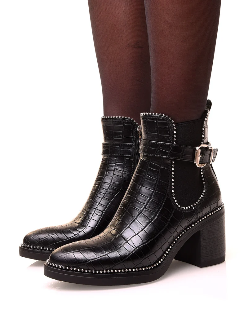 Bottines noires à talons ajourées de clous effet croco