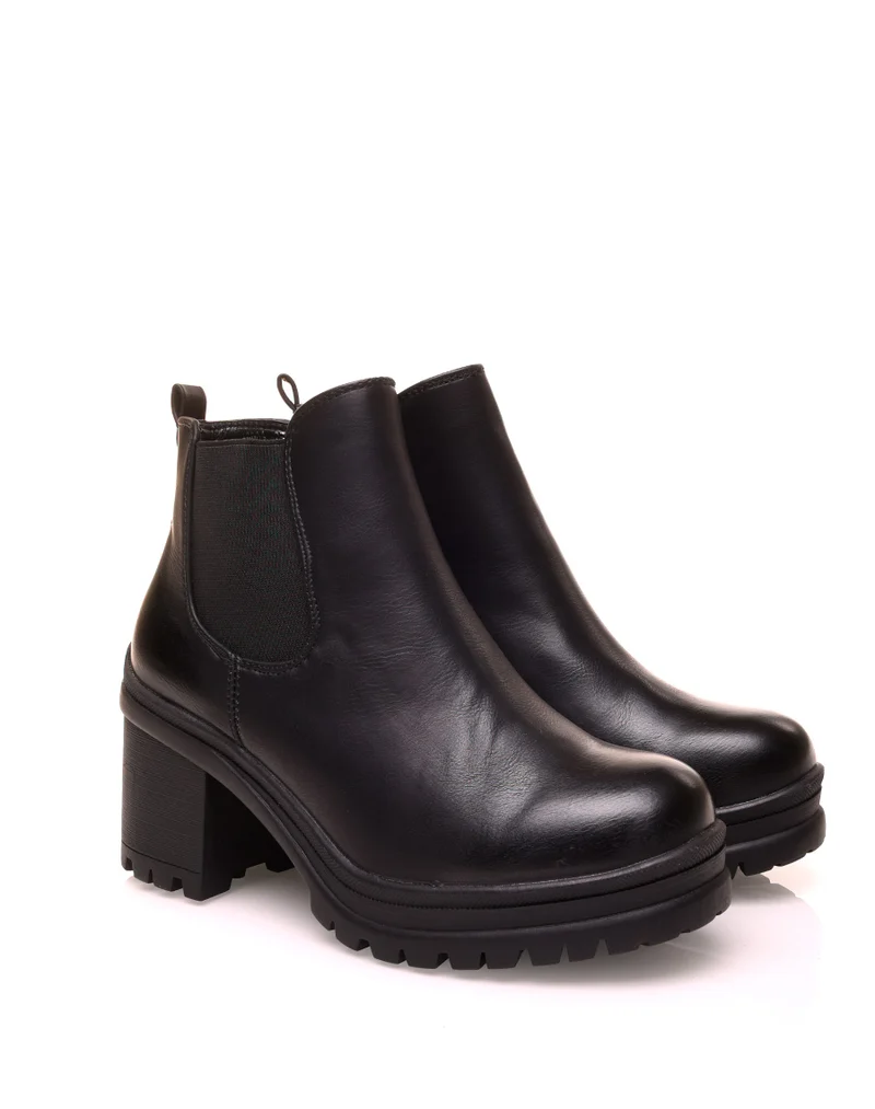 Bottines noires à talons et à lacets