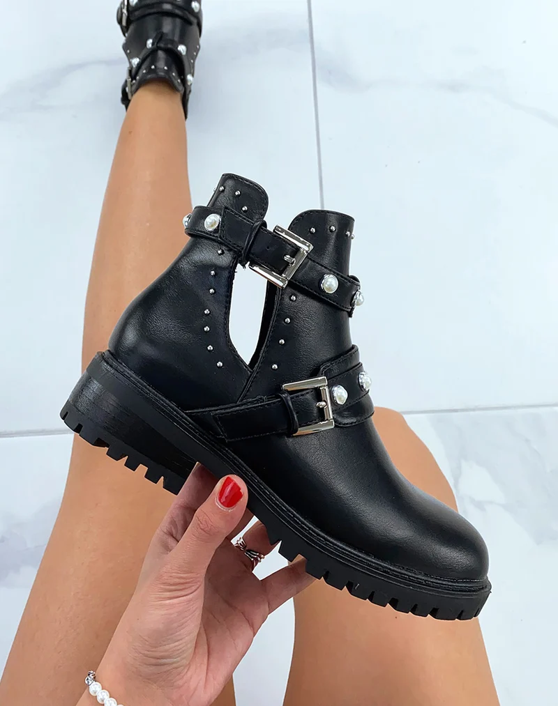 Bottines ajourées à sangles avec détails perles et clous