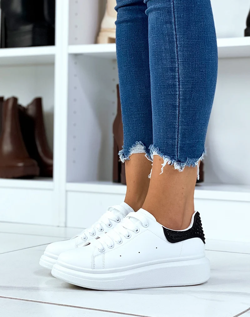 Basket blanches avec empiècement arrière noir ornées de strass