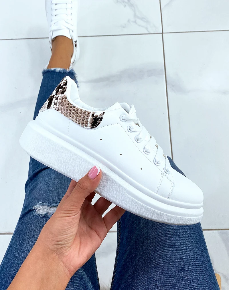 Basket blanches avec empiècement arrière noir ornées de strass