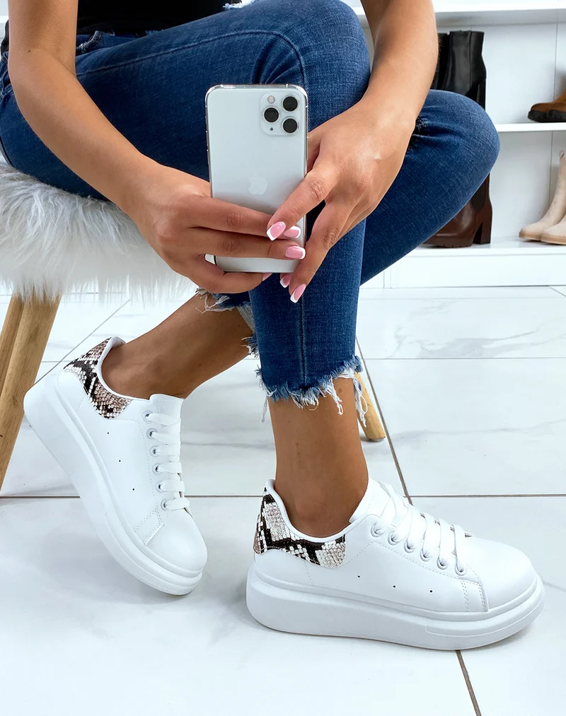 Basket blanches avec empiècement arrière noir ornées de strass