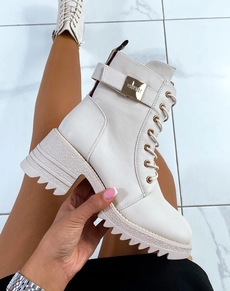 Bottines beiges à lacet et boucle dorée