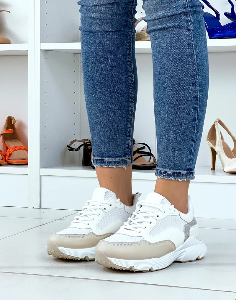 Baskets blanches avec détails beiges et grises