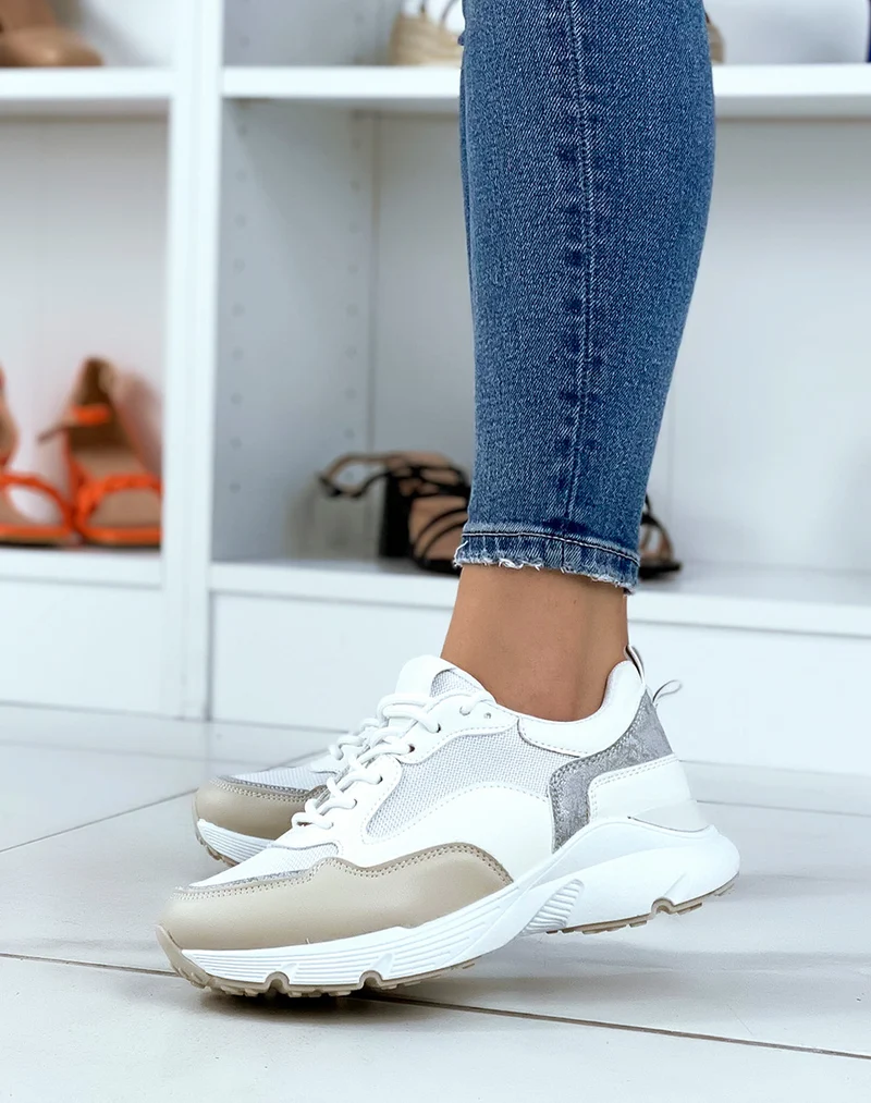 Baskets blanches avec détails beiges et grises