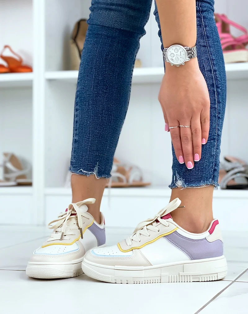 Baskets blanches à empiècements beiges violets roses jaunes et bleus