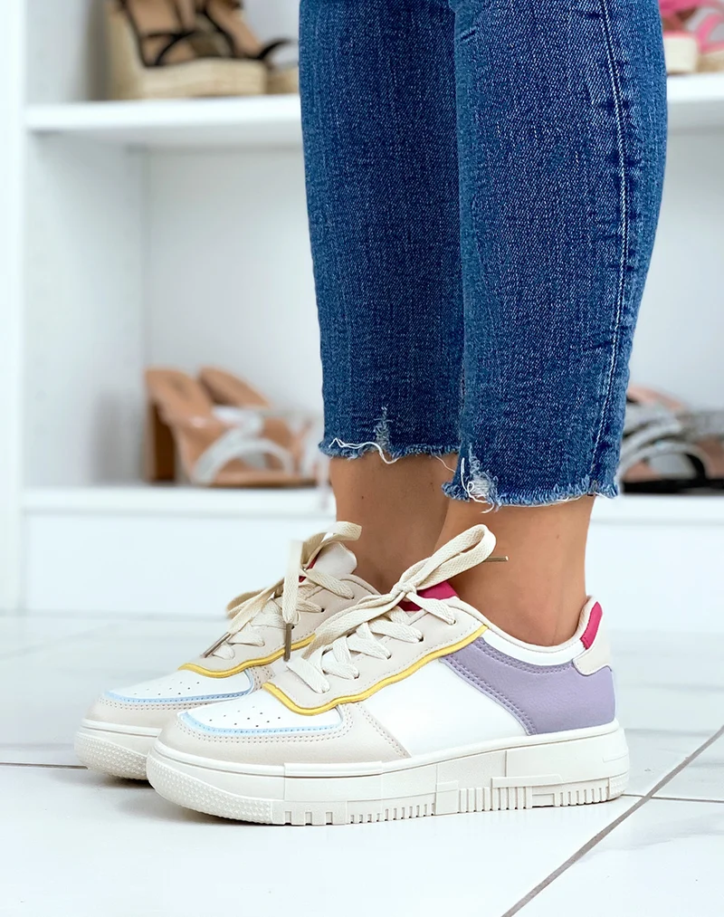 Baskets blanches à empiècements beiges violets roses jaunes et bleus