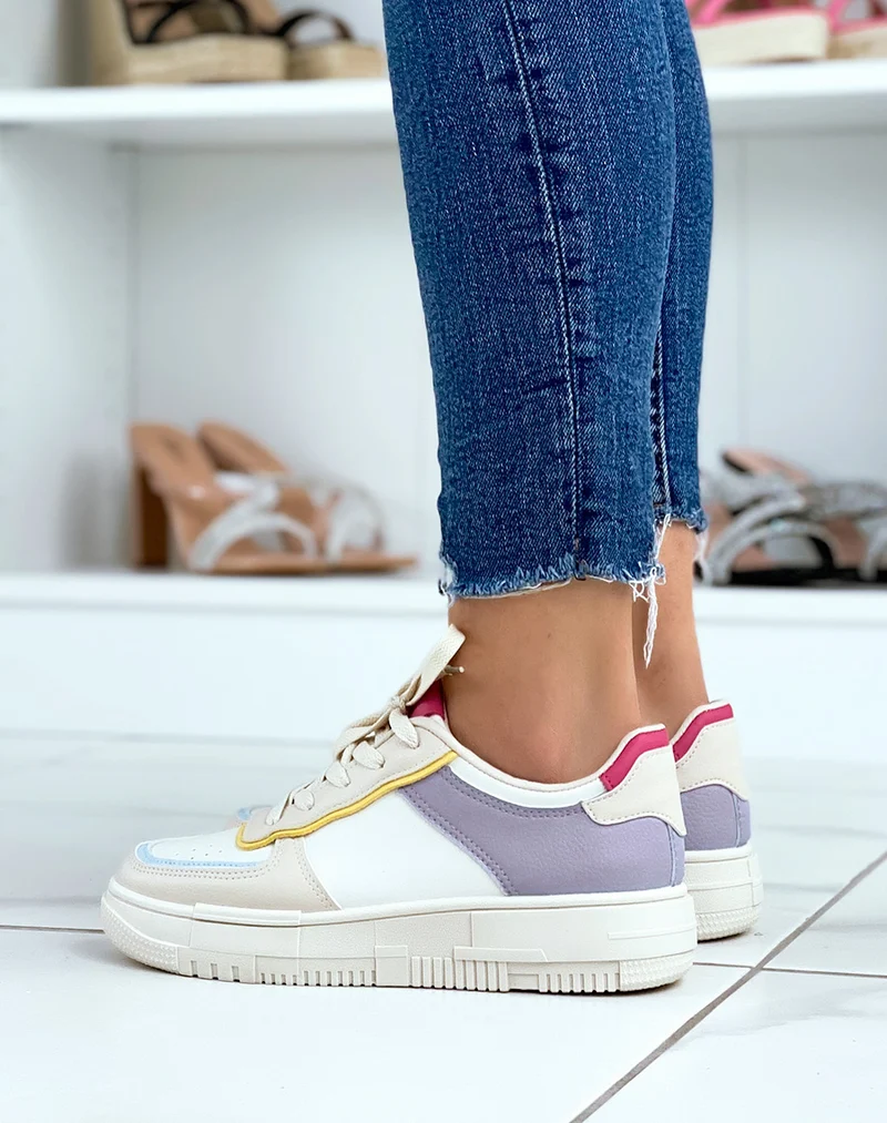 Baskets blanches à empiècements beiges violets roses jaunes et bleus