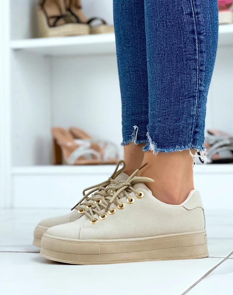 Baskets beiges en suédine à semelle beige et œillets dorés