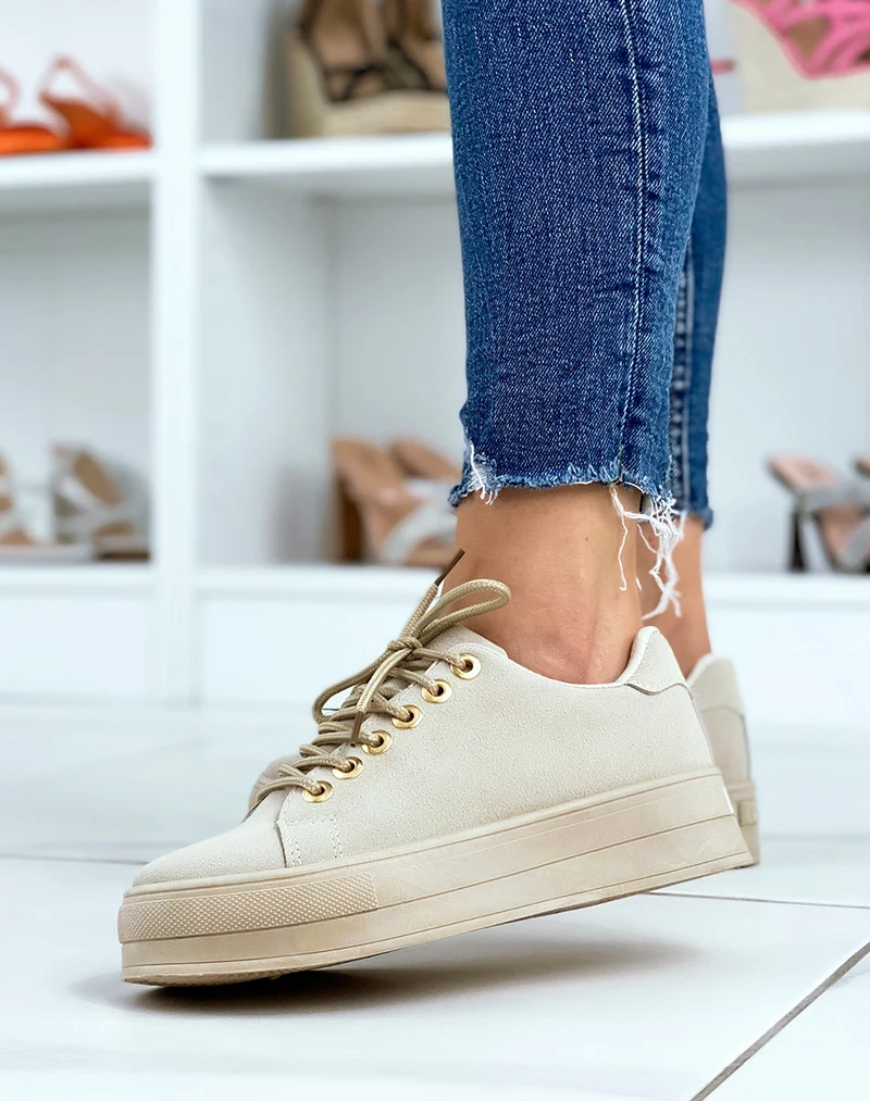Baskets beiges en suédine à semelle beige et œillets dorés