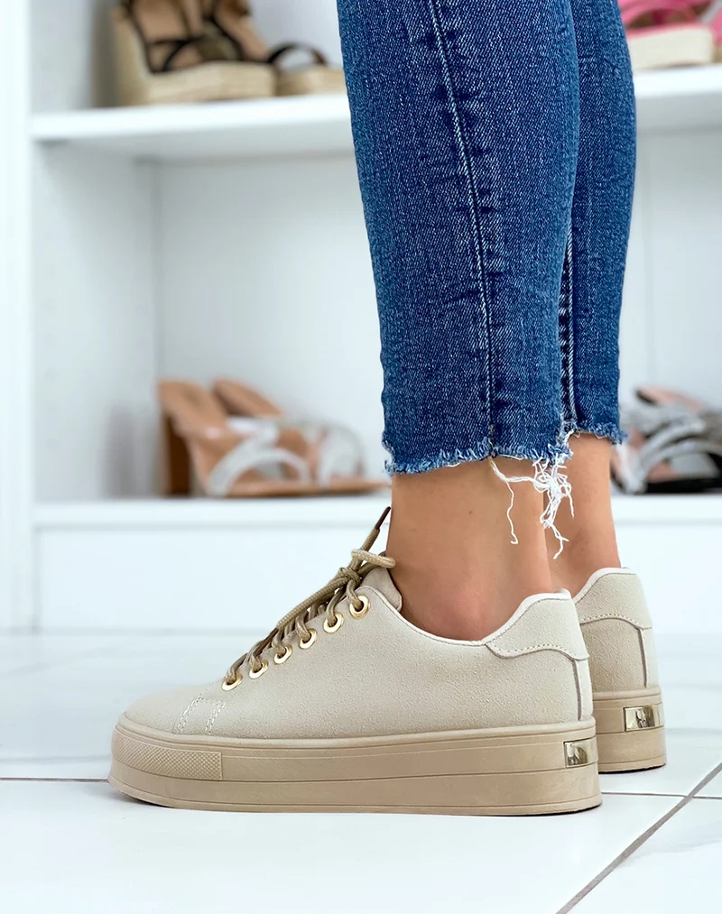 Baskets beiges en suédine à semelle beige et œillets dorés