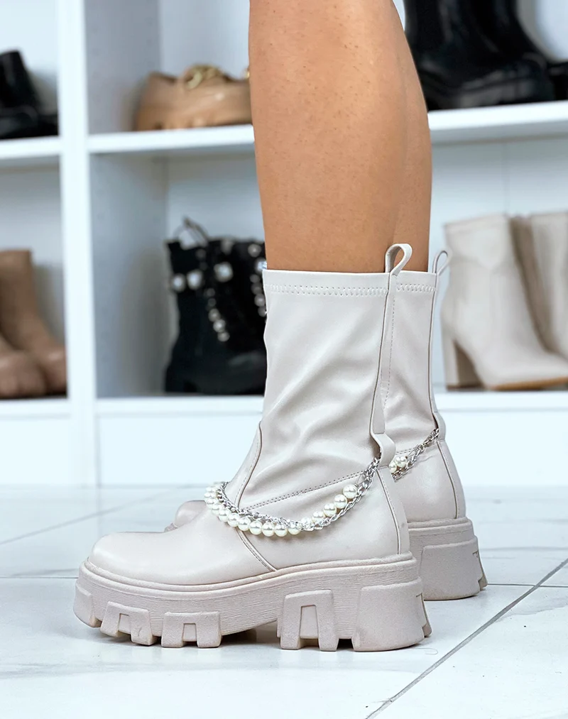 Bottines beiges montantes à chaîne et à perles à semelle crantée