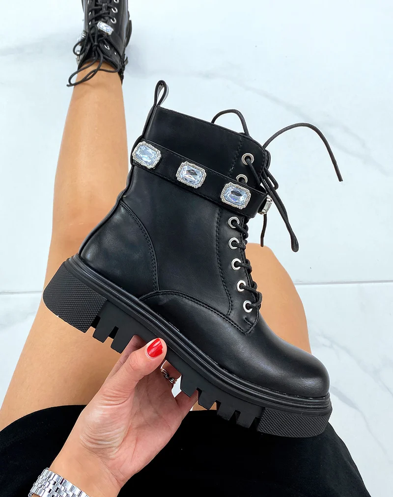 Bottines noires hautes ornée d’une lanière à bijoux
