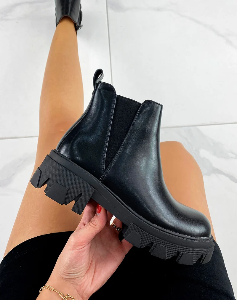 Bottines basses noires à semelles épaisses crantées