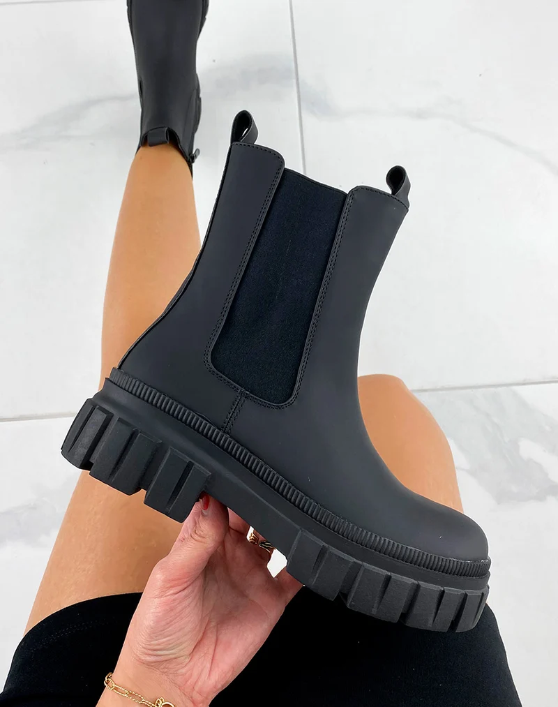 Bottines noires gommées à semelle épaisse