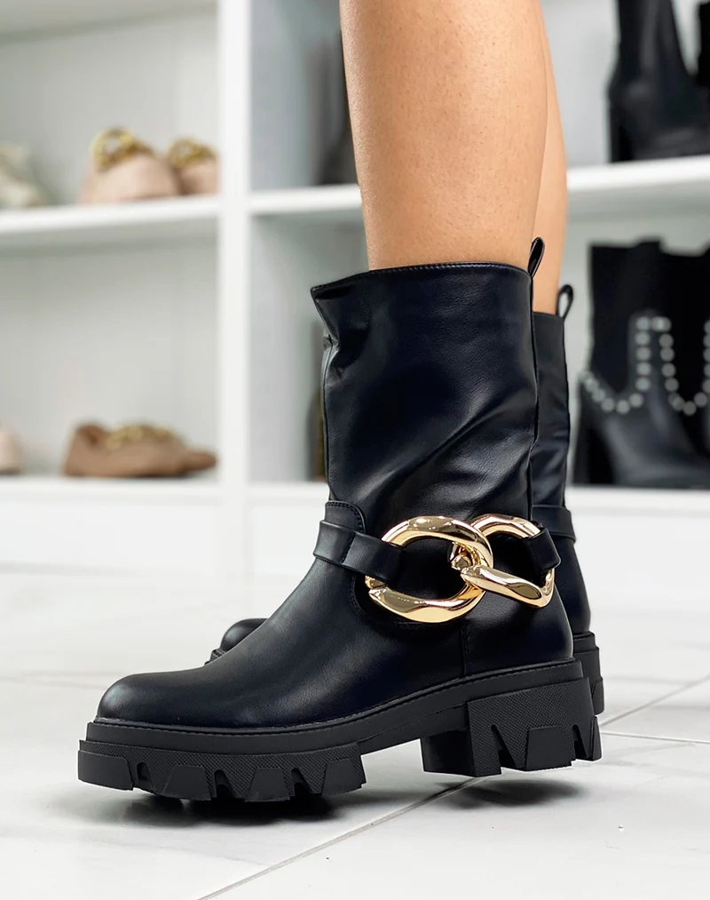 Bottines noires à grosse chaine dorée et semelle crantée