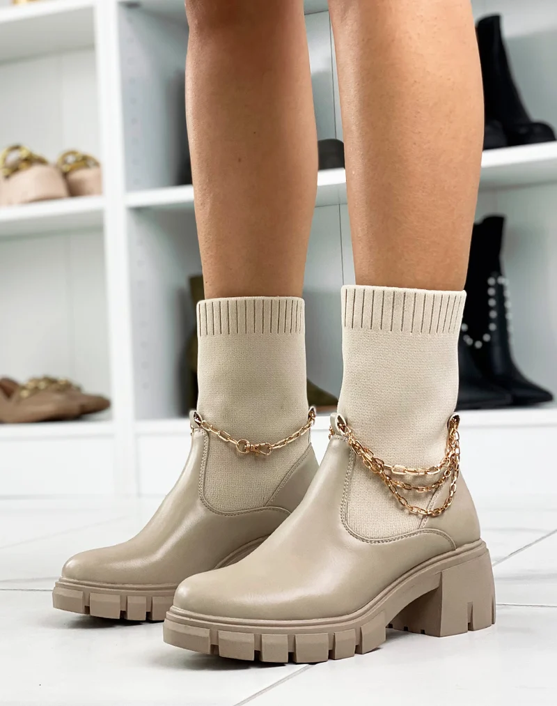 Bottines beiges style chaussette à triple chaînes à talon