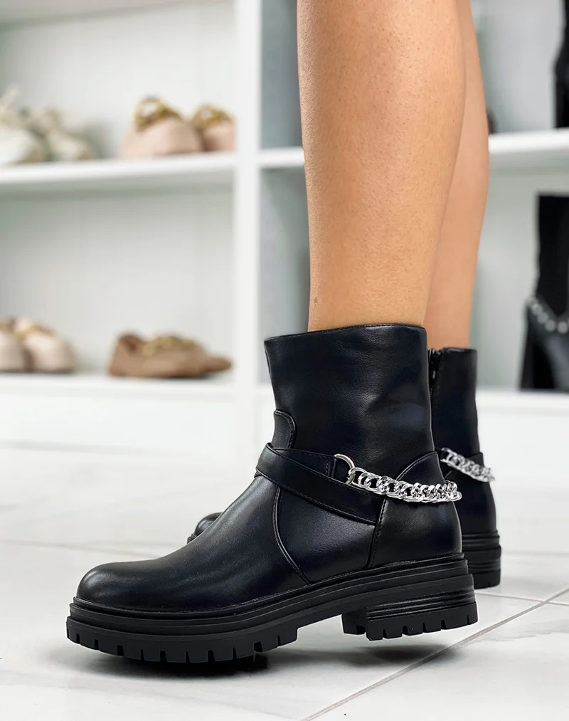 Bottines noires en simili cuir à lanières entrecroisées à chaîne argentée