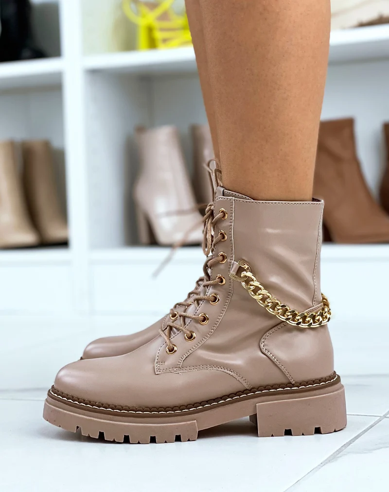Bottines hautes beige ornées d’une chaine dorée