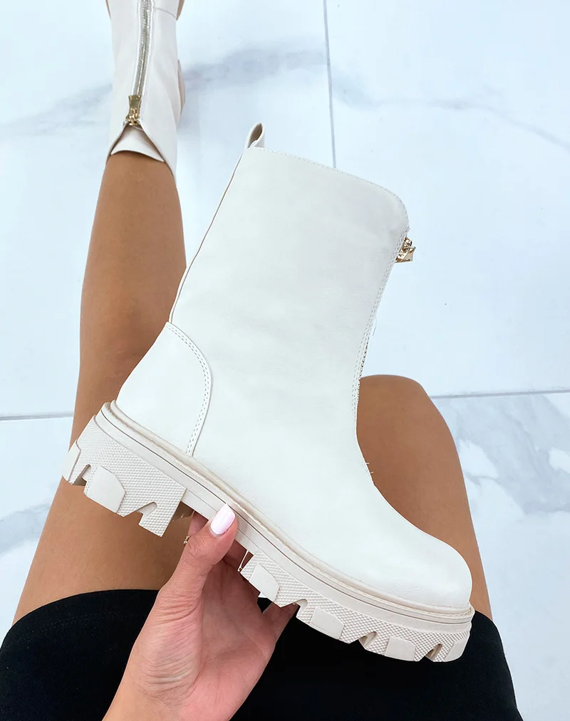 Bottines hautes beiges à fermeture dorée