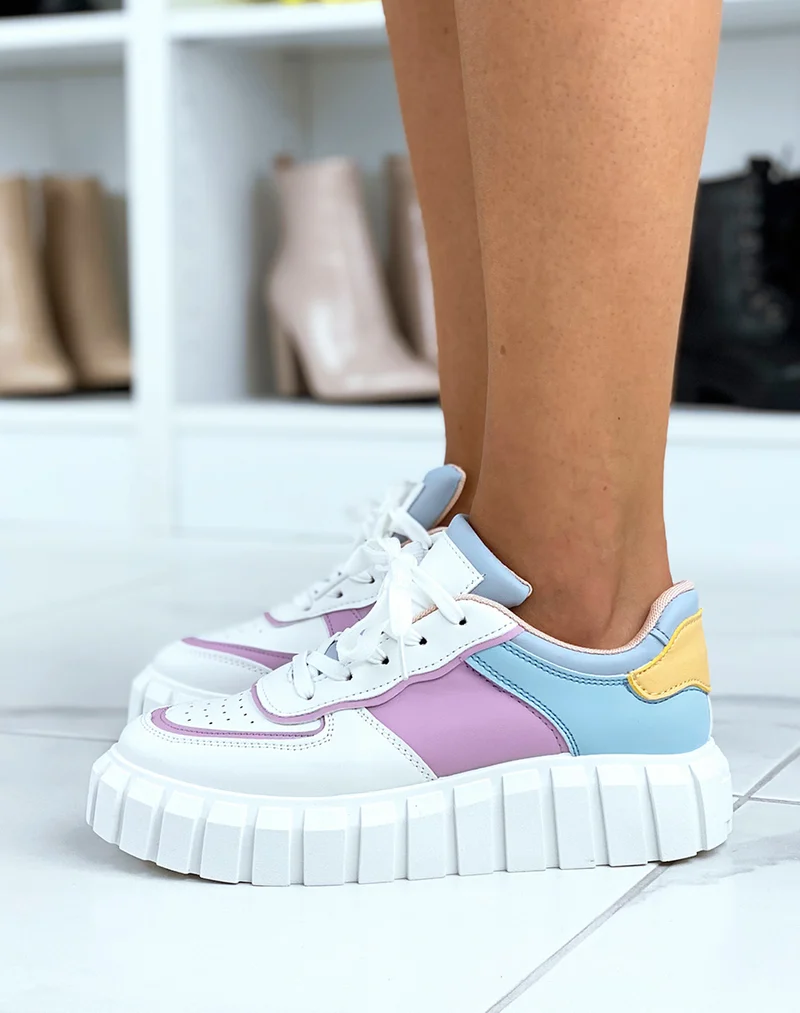 Baskets blanches à empiècements bleus jaunes roses et violets à grosse semelle