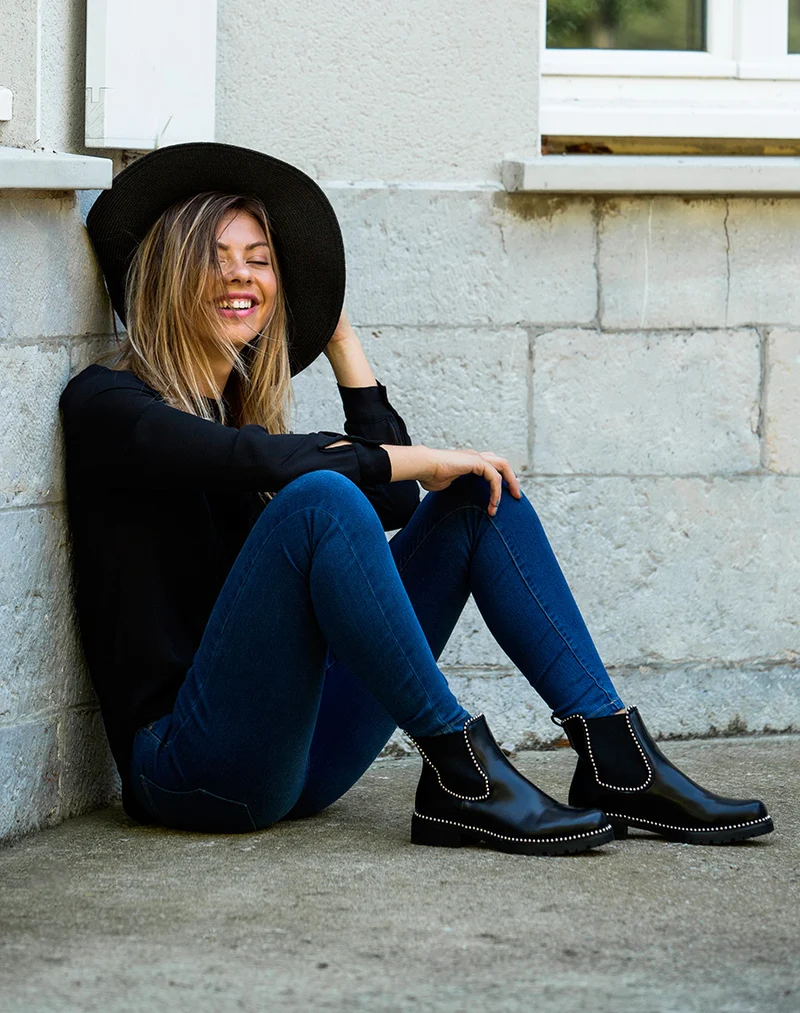 Chelsea boots noires grainées à détails perles